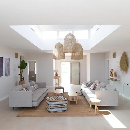 Ereza White Homes カレタ・デ・フステ